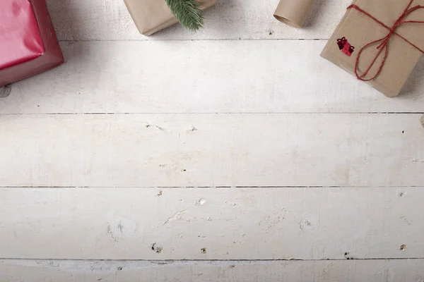 Χριστουγεννιάτικα δώρα σε λευκό ξύλινο τραπέζι σε vintage στυλ wi — Φωτογραφία Αρχείου