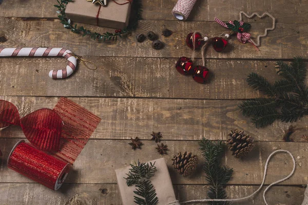 Vánoční kompozice s dárkovými krabicemi, rolničkami, dárkovou stuhou — Stock fotografie