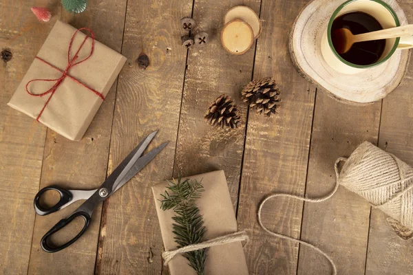 Χριστουγεννιάτικη σύνθεση με κουτιά δώρων, κορδέλα bobbin, ψαλίδι, — Φωτογραφία Αρχείου
