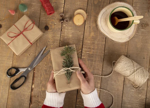 Vánoční kompozice Vánoční dárek, jedlová větev, tyčinky, s — Stock fotografie