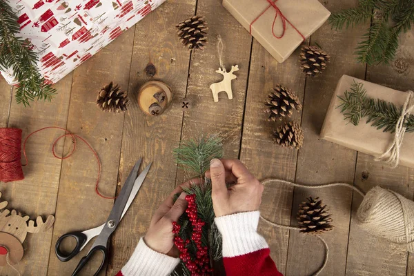 Man händer fånga en jul bita på vintage trä arbete t — Stockfoto