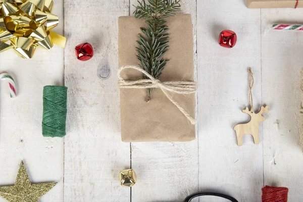 Vánoční kompozice Vánoční dárek, jedlová větev, tyčinky, s — Stock fotografie