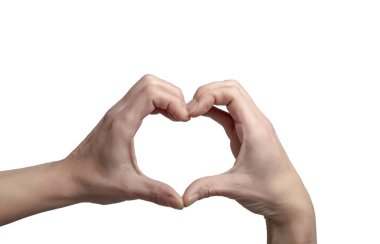 Eller beyaz arkaplanda kalp işareti yapıyor.