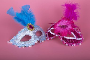 Pembe arka planda Venedik tipi maskeler. Karnaval konsepti