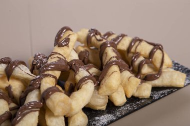 Ceviz ve parlak şekerli churros şeklinde pizza hamuru. İzole edilmiş resim