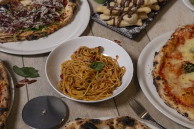 Geleneksel İtalyan yemekleri. Spagetti, pizza, fındıklı tipik Napoli tatlısı. İzole görüntü. Akdeniz mutfağı.
