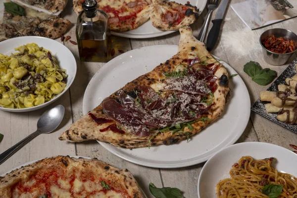 Geleneksel Napoli yemekleri. Calzone, İberya, pizza, makarna tepsisi. İzole görüntü. Akdeniz mutfağı.