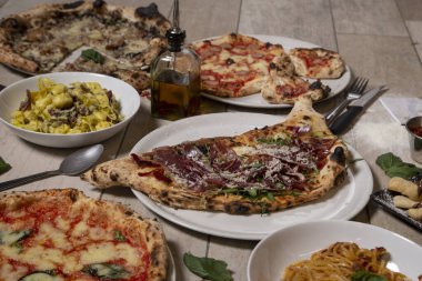 Geleneksel Napoli yemekleri. Calzone, İberya, pizza, makarna tepsisi. İzole görüntü. Akdeniz mutfağı.