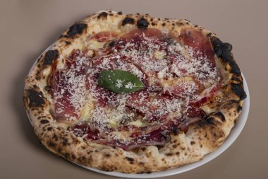 Ahşap arka planda Napoli İber jambonlu pizzacı