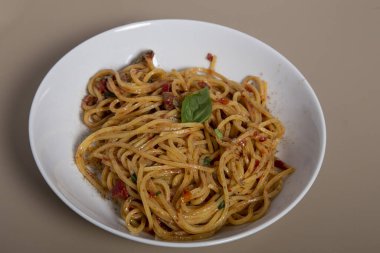 Domates soslu klasik İtalyan spagettisi, parmesan peyniri ve ahşap masada fesleğen. Yukarıdan görünüm, yatay