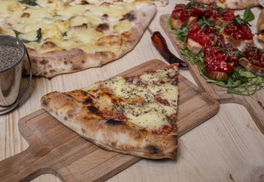 Pizzalı ahşap masa ve tipik Napoli bruschetaları. İzole edilmiş resim