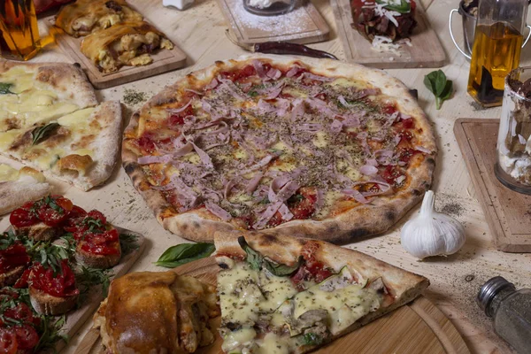 Traditionella napolitanska rätter. Borstar, pizzor och desserter. Enskild bild. Medelhavsköket — Stockfoto