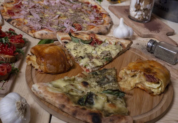 典型的なナポリのピザスライスと木製のテーブル。隔離された画像 — ストック写真
