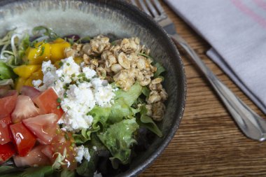 Keçi peynirli lezzetli salata. İzole edilmiş resim