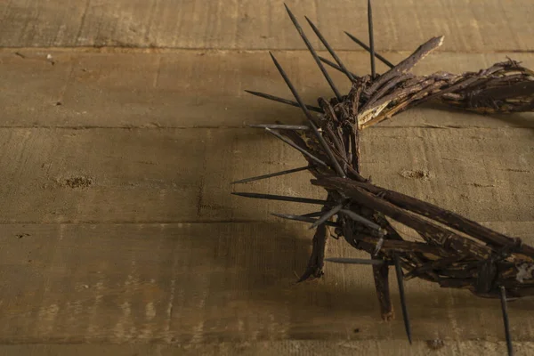 Ahşap arka planda dikenli taç. Paskalya dini güdüsü İsa 'nın dirilişinin anısına - Paskalya