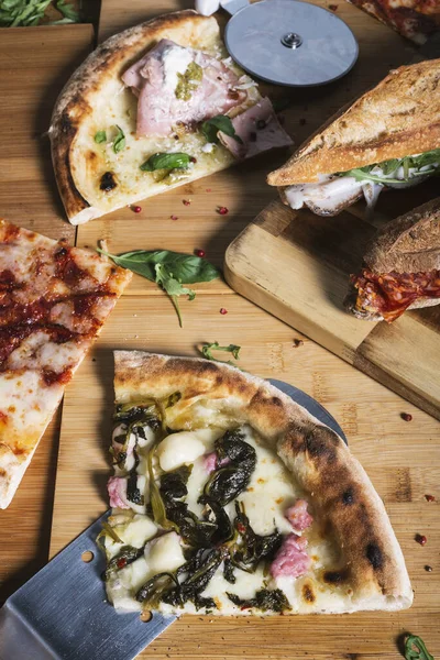 Kapalı düz masa, tipik İtalyan pizza dilimleri ile ahşap masada. Kahve dükkanı.