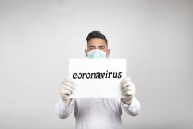 Cerrahi maskeli bir adamın portresi beyaz arka planda 