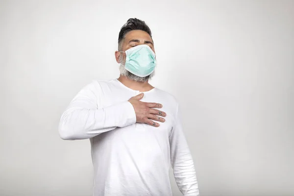 Sick Man Medical Mask Presenting Symptoms Coronavirus White Background — Stock Photo, Image