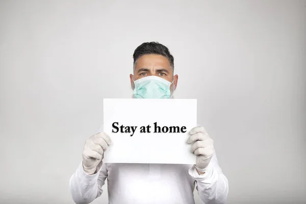 Retrato Hombre Con Máscara Quirúrgica Sosteniendo Signo Blanco Con Frase — Foto de Stock