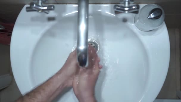 Homme Lave Les Mains Avec Savon Liquide Dans Salle Bain — Video