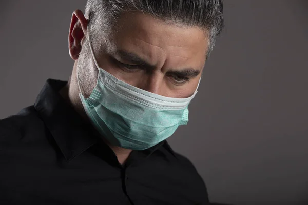 Hombre Atractivo Con Máscara Protección Quirúrgica Sobre Fondo Gris Concepto — Foto de Stock
