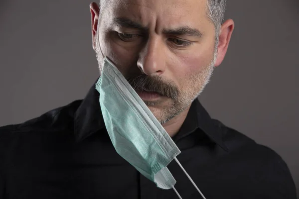 Portrét Muže Maskou Lékařské Ochrany Šedém Pozadí Studia Odstranění Chřipkové — Stock fotografie