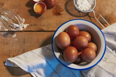 Tahta masada hamur yapmak için çiğ yemek, un ve yumurta..