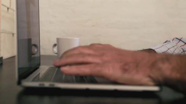 Handen Typen Een Laptop Werken Vanuit Huis — Stockvideo