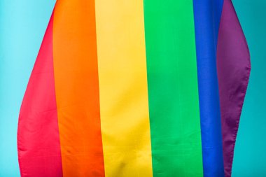 Mavi arkaplandaki kutlamalarda kullanılmak üzere LGBT ipek bayrağı