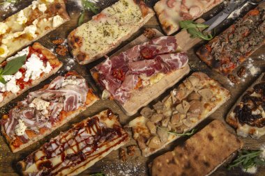 Ahşap masada ev yapımı, dikdörtgen pizza dilimleri..