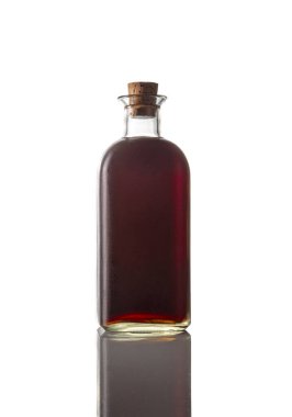 Beyaz arka planda klasik kırmızı vermut şişesi. İzole görüntü. Dikey resim.