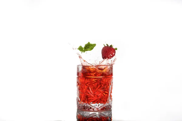 Czerwony Koktajl Alkoholowy Pluskiem Truskawką Liściem Mięty Białym — Zdjęcie stockowe