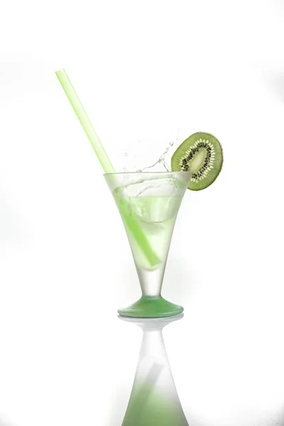 Cóctel Alcohol Verde Con Salpicadura Kiwi Aislado Blanco — Foto de Stock