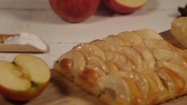 Elmalı tart ve brioche hamuru tahta kesme tahtasının üzerinde.