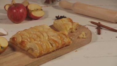 Elmalı turtayı ahşap kesim tahtasının üzerinde brioche hamuruyla kapat. yakınlaştır