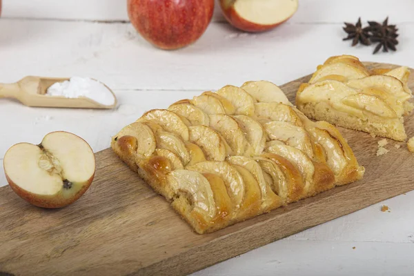 Tiro Cerrado Porción Tarta Manzana Sobre Tabla Cortar Madera Con — Foto de Stock