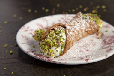 İçinde ricotta kreması ve Sicilya fıstığı tatlısı olan ev yapımı tatlı cannoli. Sicilya İtalyan pastası. İzole edilmiş resim