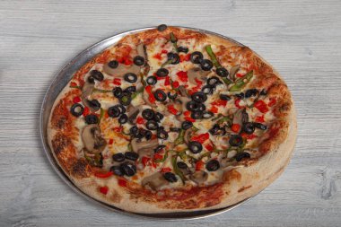 Ahşap arka planda izole edilmiş sebzeli pizza. Menü kartı resmi