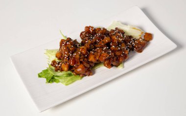 Beyaz arka planda Teriyaki tavuğu. Süper manzara. Tipik Japon yemekleri.