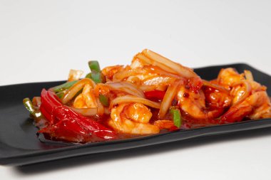 Beyaz arka planda baharatlı soslu lezzetli tipik Japon karides yemeği. İzole edilmiş resim.