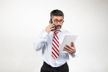 Bir tabletin ekranında konuşan çekici bir iş adamı beyaz arka planda izole görünüyor.