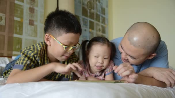 Padre y sus hijos mirando en la pantalla de la tableta — Vídeos de Stock