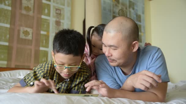 Padre e i suoi figli guardando sullo schermo del tablet — Video Stock