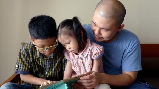 Padre y sus hijos mirando en la pantalla de la tableta — Vídeos de Stock