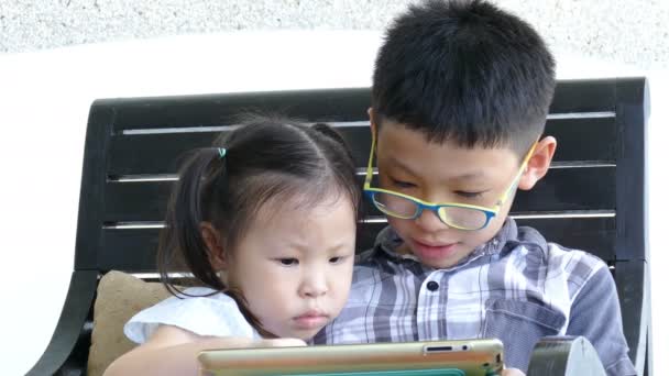 Enfants utilisant un ordinateur tablette — Video