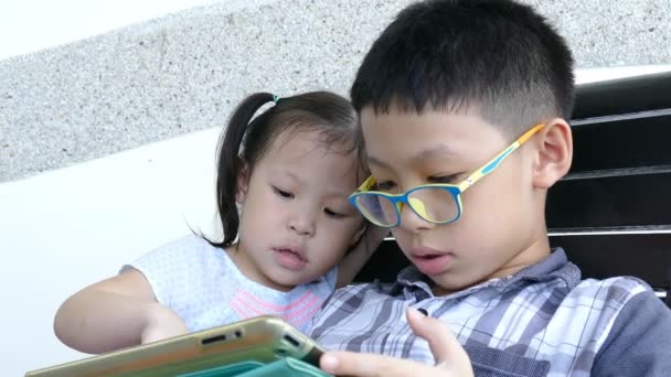 Bambini che usano tablet — Video Stock