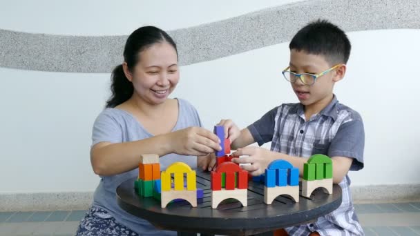 Chlapec hrající dřevo bloky s matkou — Stock video
