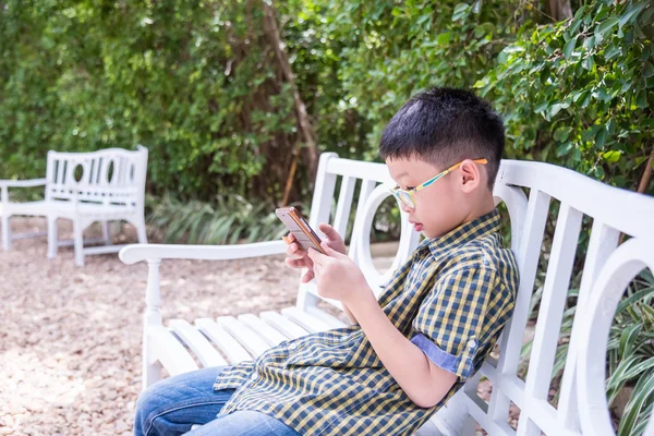 Çocuk akıllı telefonda oyun oynamak — Stok fotoğraf