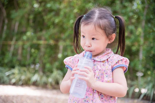 女孩喝水从瓶子里 — 图库照片