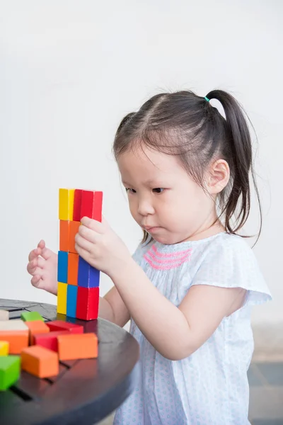 Dívka si hraje barevné dřevo bloky — Stock fotografie